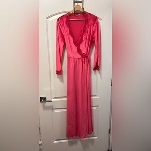 Vintage 60’s/70’s Pink Velvet Robe! 🎀